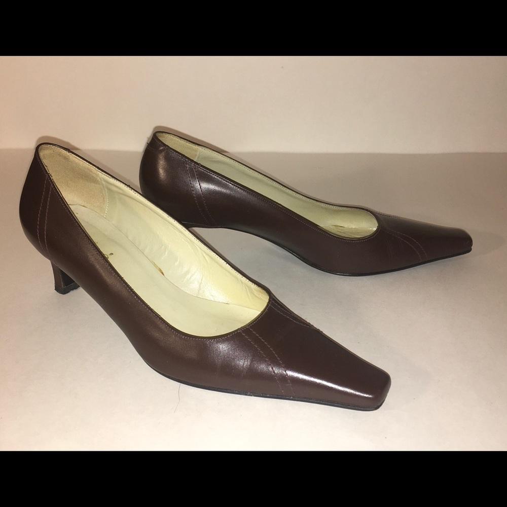 Brown Italian leather pointy pumps by Chloe, EU 37